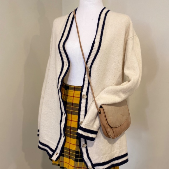 Sunday’s Best / Aritzia Cardigan – Size M – Minimalist & Collegiate Chic 🖤 - Picture 4 of 8